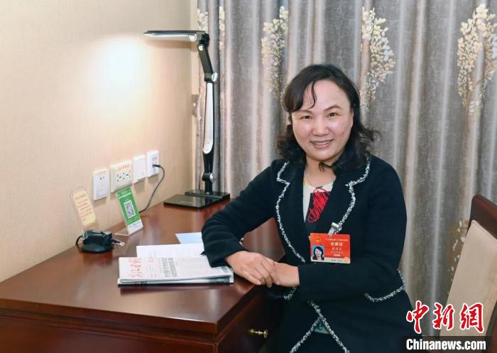 全國人大代表，浙江省臺州市椒江區(qū)大陳實驗學校校長、黨支部書記翁麗芬 蔡榮章 攝