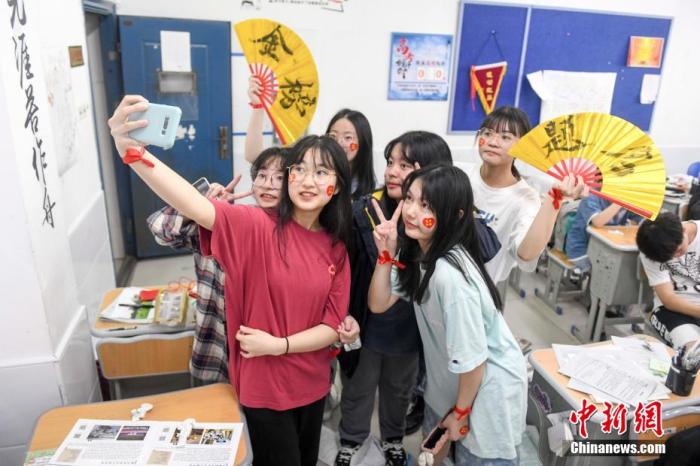 資料圖：6月6日，2021年高考前夕，湖南長沙同升湖實驗學(xué)校高三年級，考生們在教室內(nèi)合影。 楊華峰 攝