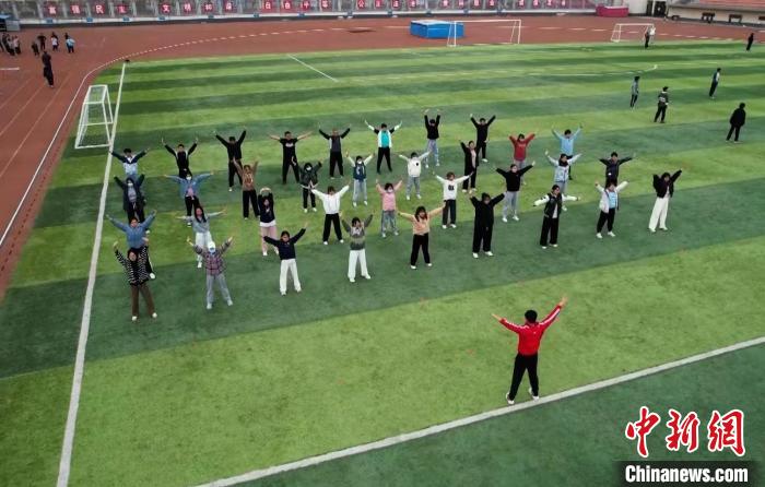 寧夏大學(xué)校園內(nèi)，學(xué)生跟隨老師練習(xí)八段錦。 謝宇 攝