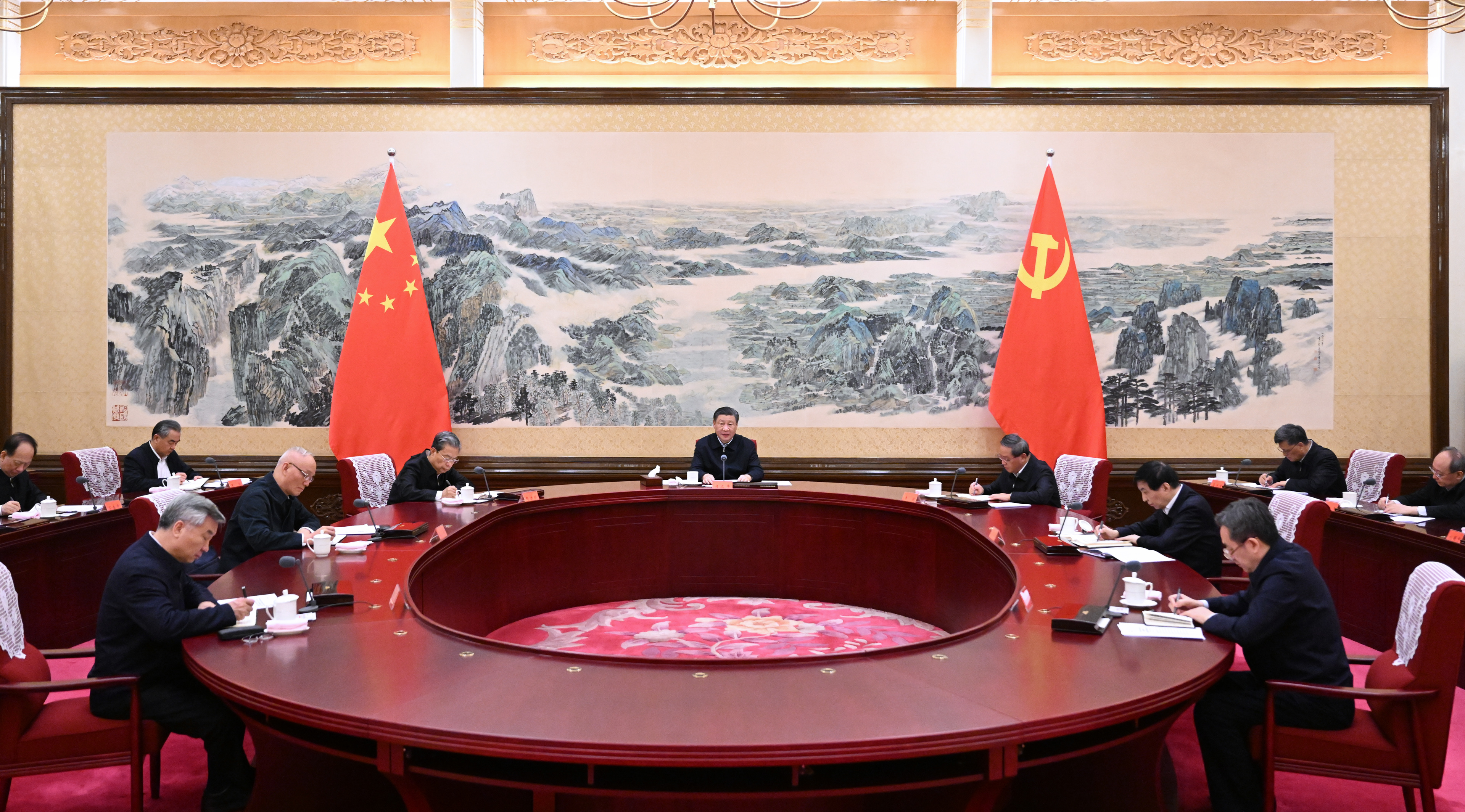 2023年12月21日至22日，中共中央政治局召開學(xué)習(xí)貫徹習(xí)近平新時代中國特色社會主義思想主題教育專題民主生活會，中共中央總書記習(xí)近平主持會議并發(fā)表重要講話。