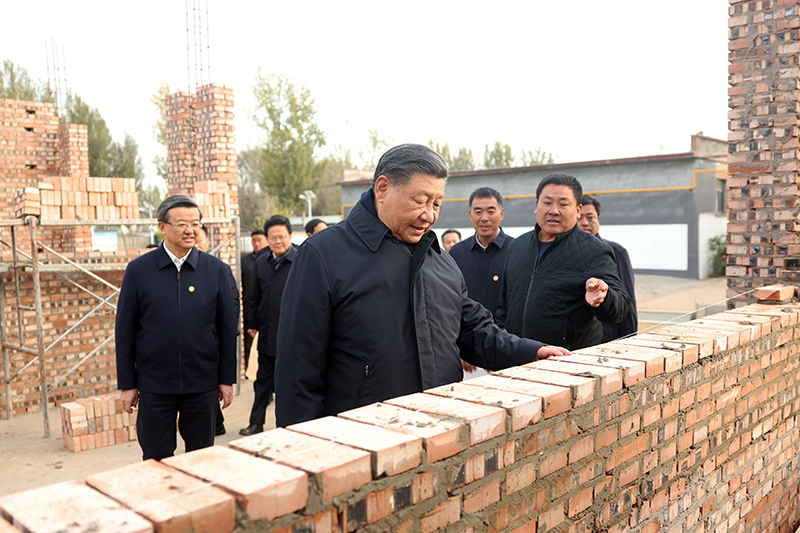 2023年11月10日，習(xí)近平總書記在河北保定涿州市刁窩鎮(zhèn)萬全莊村房屋重建施工現(xiàn)場(chǎng)考察。