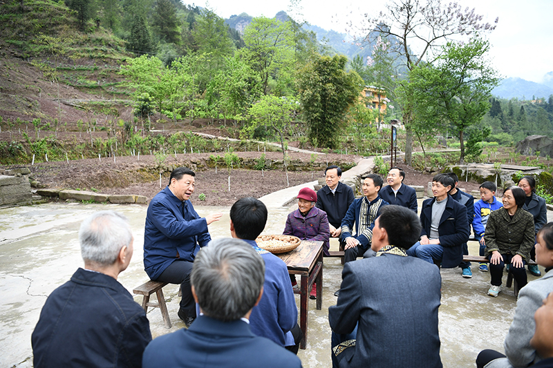 2019年4月15日，習(xí)近平總書記在重慶石柱土家族自治縣中益鄉(xiāng)華溪村同村民代表、基層干部、扶貧干部、鄉(xiāng)村醫(yī)生等圍坐在一起，共話脫貧攻堅(jiān)。