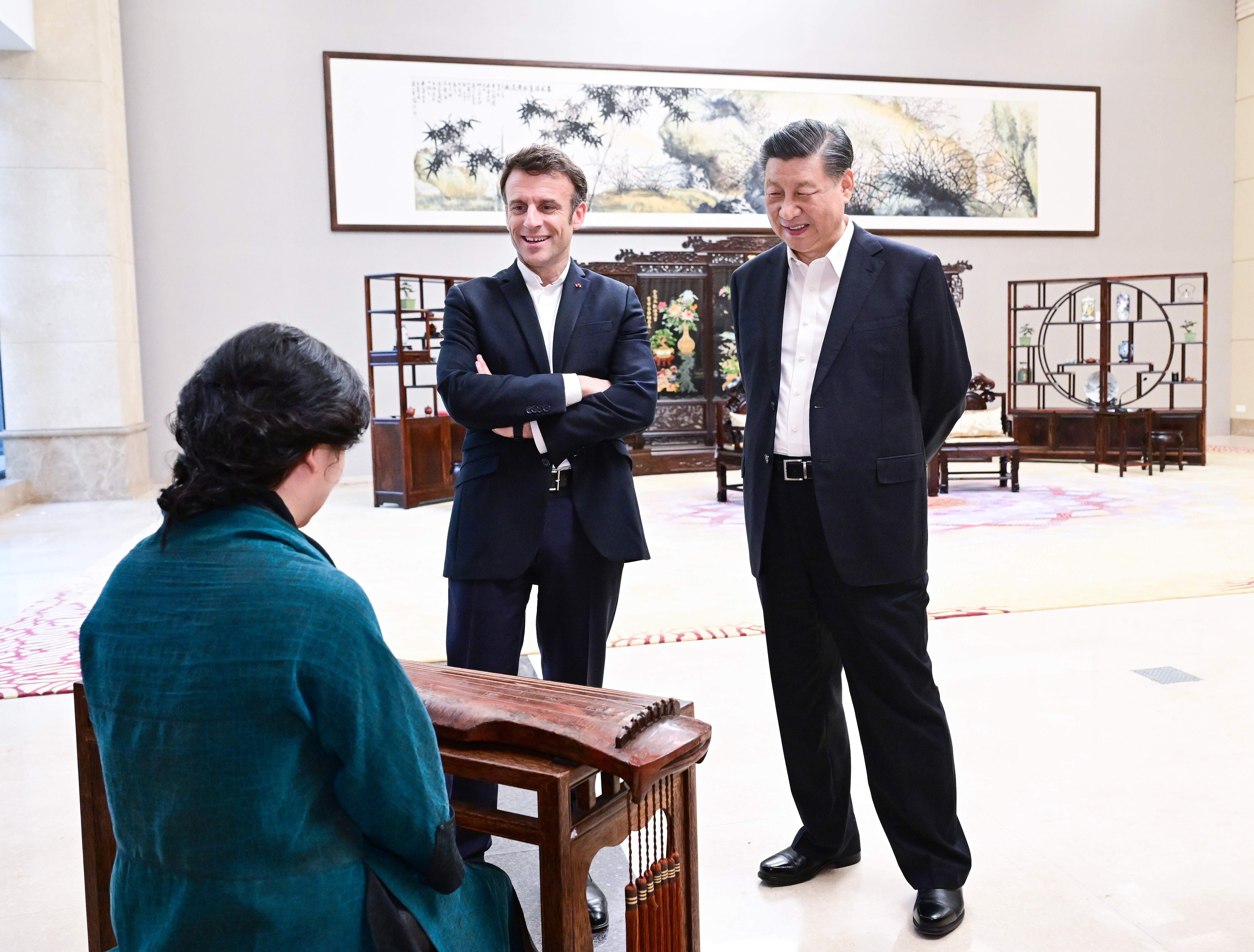 2023年4月7日，習(xí)近平主席在廣東省廣州市松園同法國總統(tǒng)馬克龍舉行非正式會晤。這是兩國元首在白云廳欣賞古琴演奏。
