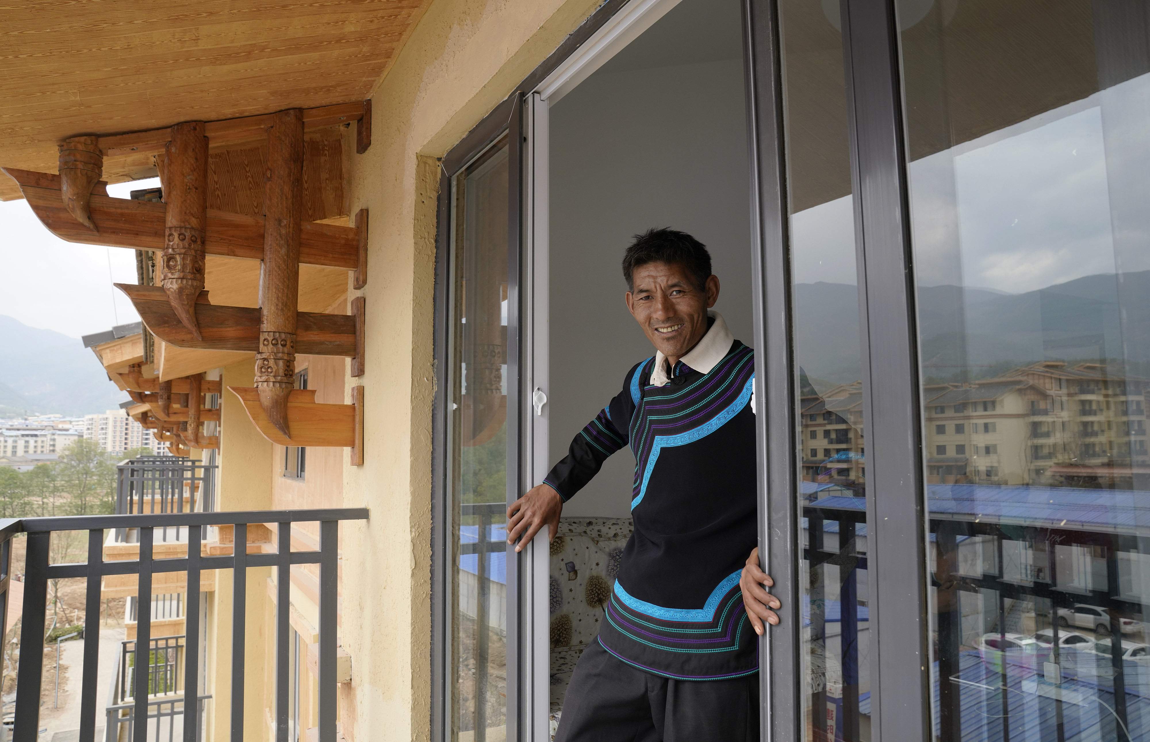 2020年5月14日，四川涼山彝族自治州昭覺縣，“懸崖村”村村民某色伍哈入住新房。